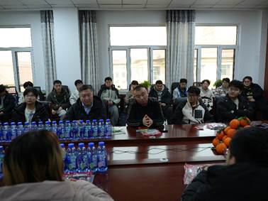 一群人坐在桌子前 AI 生成的内容可能不正确。